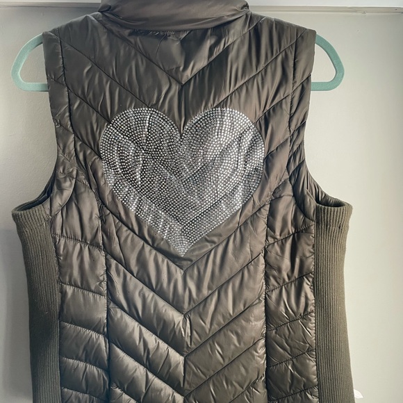 Green vest with Rhinestone Heart on back - Picture 7 of 7